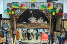 صدای ضرب و زنگ مرشد، نوای آزادی می‌دهد